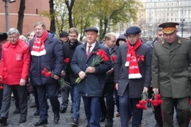 Chủ tịch Đảng Cộng sản LB Nga Evgheni Ziuganov (thứ 3 từ phải) dẫn đầu đoàn người vào đặt hoa tại lăng Lenin trên Quảng trường Đỏ. (Ảnh: Quang Vinh/TTXVN)