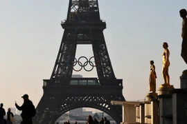 Biểu tượng Olympic được dựng trên tháp Eiffel ở thủ đô Paris, Pháp, ngày 7/6/2024. (Ảnh: THX/TTXVN)