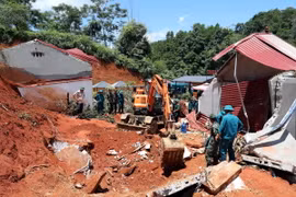 Lực lượng cứu hộ tỉnh Lạng Sơn tìm kiếm hai nạn nhân bị vùi lấp. (Ảnh: Văn Đạt/TTXVN)
