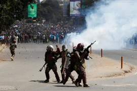 Cảnh sát đụng độ với người biểu tình phản đối Dự luật Tài chính 2024 ở Nairobi, ngày 25/6. (Nguồn: Reuters)
