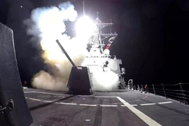Các lực lượng Mỹ và Anh tiến hành cuộc tấn công nhằm vào các mục tiêu của Houthi ở Yemen ngày 3/2/2024. (Ảnh: AFP/TTXVN)
