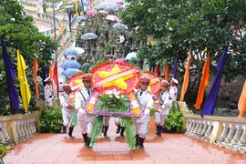Dâng hoa tại nghĩa trang Ban An ninh Trung ương Cục miền Nam. (Ảnh: Minh Phú/TTXVN)
