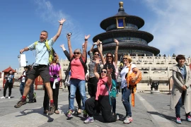 Khách du lịch nước ngoài vui chơi tại Thiên Đàn ở Bắc Kinh. (Ảnh: globaltimes)