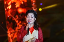 Nghệ sỹ Nhân dân Thúy Mùi trình bày thơ trong Ngày thơ Việt Nam lần thứ năm 2023. (Ảnh: Tuấn Đức/TTXVN)