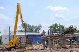 Thi công một hạng mục cầu trong dự án Đường vành đai phía Tây thành phố Cần Thơ, đoạn qua địa bàn quận Ô Môn. (Ảnh: Thanh Liêm/TTXVN)