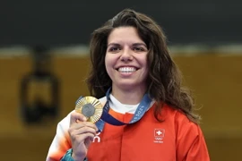 Xạ thủ Chiara Leone của Thụy Sĩ giành HCV nội dung 50m súng trường 3 tư thế nữ tại Olympic 2024. (Ảnh: THX/TTXVN)