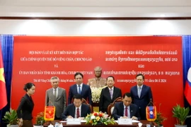 Ông Đinh Văn Thiệu, Phó Chủ tịch UBND tỉnh Khánh Hòa và ông Sililat Thongsin Thongphenh, Phó Đô trưởng Thủ đô Vientiane ký kết Bản ghi nhớ hợp tác giữa hai địa phương. (Ảnh: Phạm Kiên/TTXVN)