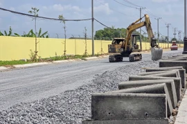 Nhà thầu hiện đang tập trung phương tiện, thiết bị để thi công hoàn thiện công trình đường vành đai sân bay Cần Thơ trước 30/6/2024. (Ảnh: Thanh Liêm/TTXVN)