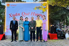 Đại sứ Nguyễn Nam Tiến và các đại biểu tham dự sự kiện. (Ảnh: Báo Quốc tế)