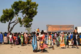 Người tị nạn nhận hàng cứu trợ tại Bentiu, Nam Sudan ngày 7/2/2023. (Ảnh: AFP/TTXVN)