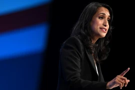 Bộ trưởng Bộ An ninh Năng lượng và Phát thải ròng bằng 0 của Anh Claire Coutinho phát biểu tại Manchester, ngày 2/10/2023. (Ảnh: AFP/TTXVN)