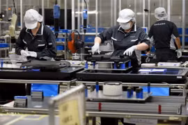 Công nhân làm việc tại một nhà máy ở Utsunomiya, Nhật Bản. (Ảnh: AFP/TTXVN)