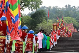 Đoàn rước kiệu dâng lễ vật hương, hoa, bánh chưng, bánh giầy gắn liền với những truyền thuyết về vua Hùng. (Ảnh: Thống Nhất/TXVN)