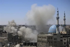 Khói bốc lên sau loạt không kích của Israel xuống Dải Gaza ngày 15/5/2021. (Ảnh minh họa: THX/TTXVN)