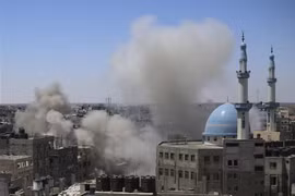 Khói bốc lên sau loạt không kích của Israel xuống Dải Gaza ngày 15/5/2021. (Ảnh minh họa: THX/TTXVN)