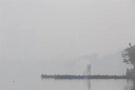 Sương mù dày đặc tại khu vực Hồ Tây. (Ảnh: Tuấn Đức/TTXVN)