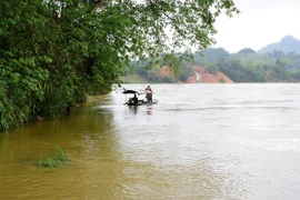 Công tác tìm kiếm, cứu hộ nạn nhân mất tích trong vụ lật đò tại bến đò thôn Chợ xã Xuân Vân. (Ảnh: Nam Sương/TTXVN)