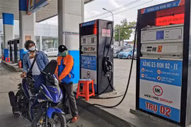 Mua bán xăng tại cửa hàng kinh doanh xăng dầu Petrolimex trên đường Trần Quang Khải, Hà Nội. (Ảnh: Trần Việt/TTXVN)