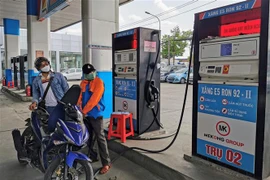 Mua bán xăng tại cửa hàng kinh doanh xăng dầu Petrolimex trên đường Trần Quang Khải, Hà Nội. (Ảnh: Trần Việt/TTXVN)