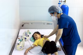 Điều trị hậu COVID-19 cho trẻ em tại Bệnh viện Nhi Thái Bình. (Ảnh: Thế Duyệt/TTXVN)