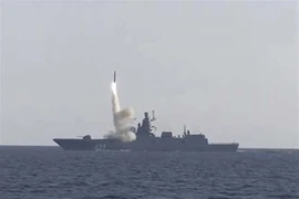 Một tên lửa siêu thanh của Nga được phóng thử từ tàu chiến. (Ảnh: Bộ Quốc phòng Nga/TTXVN)