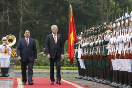 Thủ tướng Phạm Minh Chính và Thủ tướng Malaysia Dato’ Sri Ismail Sabri bin Yaakob duyệt đội danh dự Quân đội nhân dân Việt Nam. (Ảnh: Dương Giang/TTXVN)