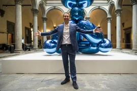 Jeff Koons bên một tác phẩm của mình. (Nguồn: Getty Images)
