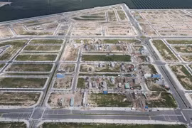 Hàng loạt ngôi nhà đã và đang được xây dựng tại Khu tái định cư Lộc An-Bình Sơn. (Ảnh: Công Phong/TTXVN)