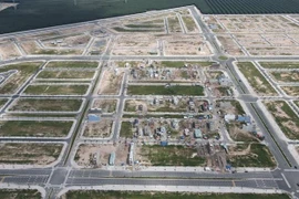 Hàng loạt ngôi nhà đã và đang được xây dựng tại Khu tái định cư Lộc An-Bình Sơn. (Ảnh: Công Phong/TTXVN)