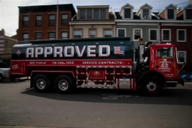 Xe chở xăng dầu di chuyển tại New York, Mỹ, ngày 8/3. (Ảnh: THX/TTXVN)