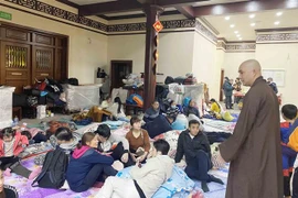 Sư thầy Thích Trung Đạt động viên người sơ tán tại chùa Nhân Hòa, ở thủ đô Warsaw, Ba Lan. (Ảnh: Hồng Kỳ/TTXVN)