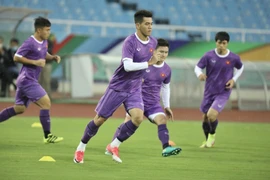 Tiền đạo Tiến Linh và các cầu thủ luyện tập chiều 23/3. (Ảnh: Minh Quyết/TTXVN)