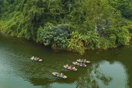 Du khách đi thuyền tham quan khu du lịch Tràng An. (Ảnh: Minh Đức/TTXVN)