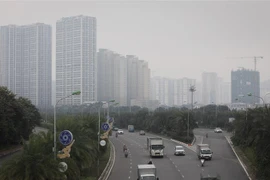 Khu vực Đại lộ Thăng Long (Hà Nội) chìm trong sương mù. (Ảnh: Thành Đạt/TTXVN)