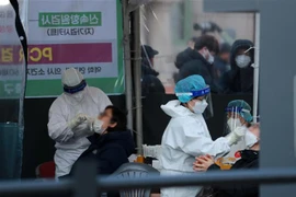 Nhân viên y tế lấy mẫu xét nghiệm COVID-19 tại Seoul, Hàn Quốc ngày 24/2. (Ảnh: YONHAP/TTXVN)