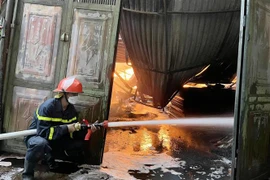 Lực lượng Phòng cháy chữa cháy và Cứu nạn cứu hộ nhanh chóng có mặt tại hiện trường chữa cháy. (Ảnh: Phạm Kiên/TTXVN)
