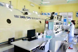 Điều trị oxy cao áp cho người bệnh hậu COVID-19. (Ảnh: TTXVN phát)