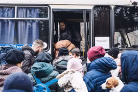 Người dân lên xe buýt sơ tán khỏi thành phố Irpin, Ukraine, ngày 5/3. (Ảnh: THX/ TTXVN)