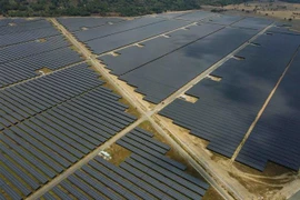 Cánh đồng "pin” năng lượng Mặt Trời dưới chân Núi Cấm của Nhà máy điện Mặt Trời Sao Mai, An Giang. (Ảnh: Vũ Sinh/TTXVN)