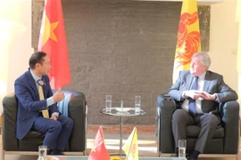 Đại sứ Nguyễn Văn Thảo (trái) làm việc với ông Jean-Claude Marcourt, Chủ tịch Nghị viện vùng Wallonie. (Ảnh: Ngọc Sơn/TTXVN)