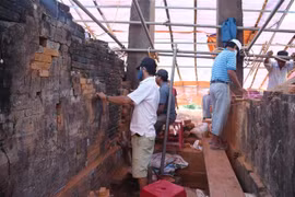 Trùng tu thân tháp thuộc nhóm tháp A. (Ảnh: Đoàn Hữu Trung/TTXVN)