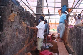 Trùng tu thân tháp thuộc nhóm tháp A. (Ảnh: Đoàn Hữu Trung/TTXVN)