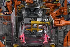 Dây chuyền lắp ráp ôtô tại nhà máy của Tập đoàn sản xuất xe ôtô BMW của Đức ở Munich, ngày 22/10/2021. (Ảnh: AFP/TTXVN)