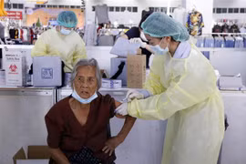 Một nhân viên y tế tiêm vaccine cho người dân ở thủ đô Vientiane. (Ảnh: Phạm Kiên/TTXVN)