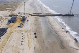 Công trình xây dựng đường ống dẫn khí đốt tại bờ biển Tây Jutland, Đan Mạch. (Ảnh: AP/TTXVN)