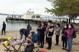 Gia đình các nạn nhân lập đàn cầu nguyện ngày 27/2. (Ảnh: Trịnh Bang Nhiệm/TTXVN)