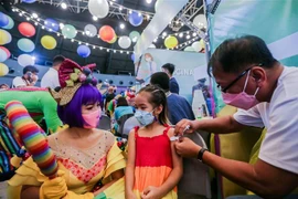Nhân viên y tế tiêm vaccine ngừa COVID-19 cho trẻ em tại Quezon, Philippines, ngày 7/2. (Ảnh: THX/TTXVN)