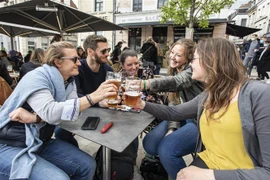 Người dân Pháp gặp gỡ nhau tại một quán bar ngoài trời ở thành phố miền Bắc Lille, khi lệnh phong tỏa do dịch COVID-19 được nới lỏng, ngày 19/5/2021. (Ảnh: THX/TTXVN)