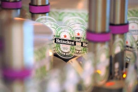 Biểu tượng Heineken tại dây chuyền sản xuất bia ở Schiltigheim, miền đông nước Pháp. (Ảnh: AFP/TTXVN)