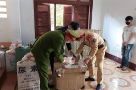 Công an tỉnh Cao Bằng phát hiện 10.800 bộ dụng cụ test nhanh COVID-19 không rõ nguồn gốc xuất xứ. (Ảnh: TTXVN phát)